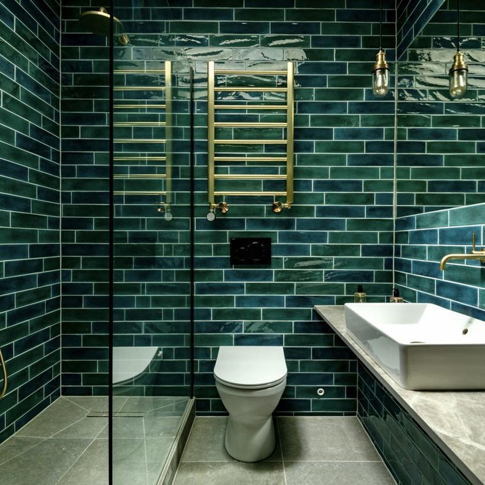 Baño con diseño contemporáneo y luces cálidas