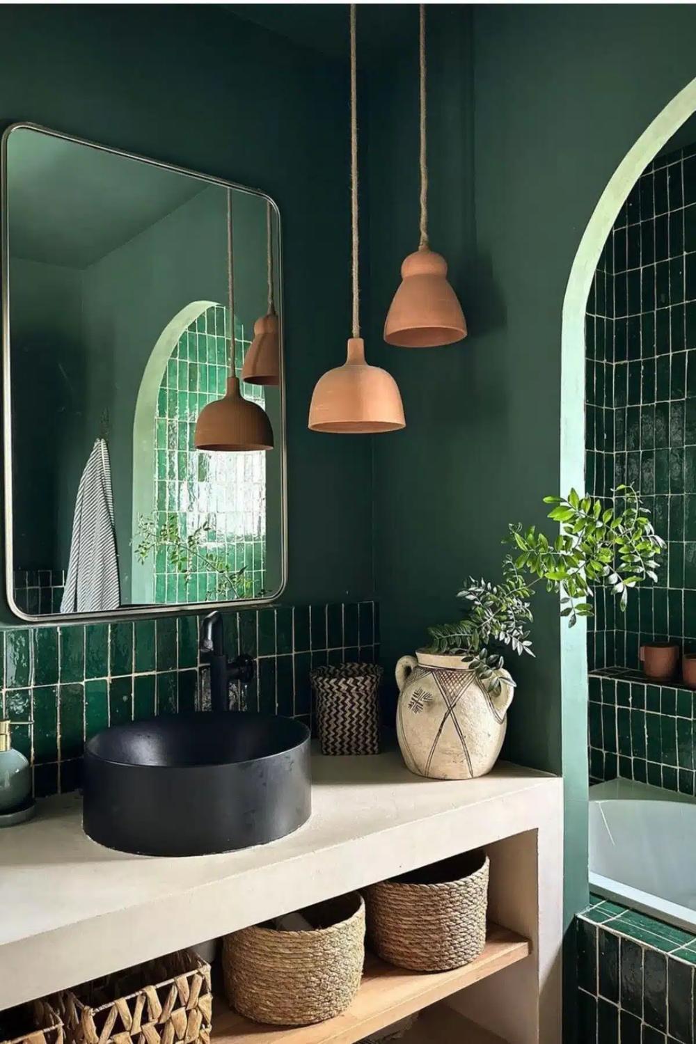 Baño vibrante con un toque tropical