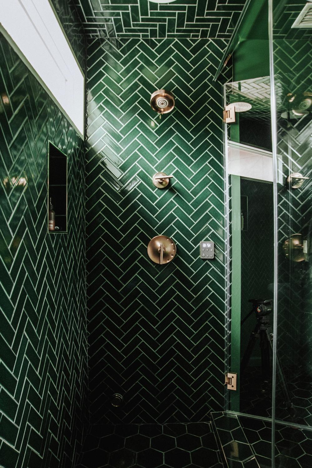 Baño de ducha con azulejos verde en sarga y cabina de cristal.