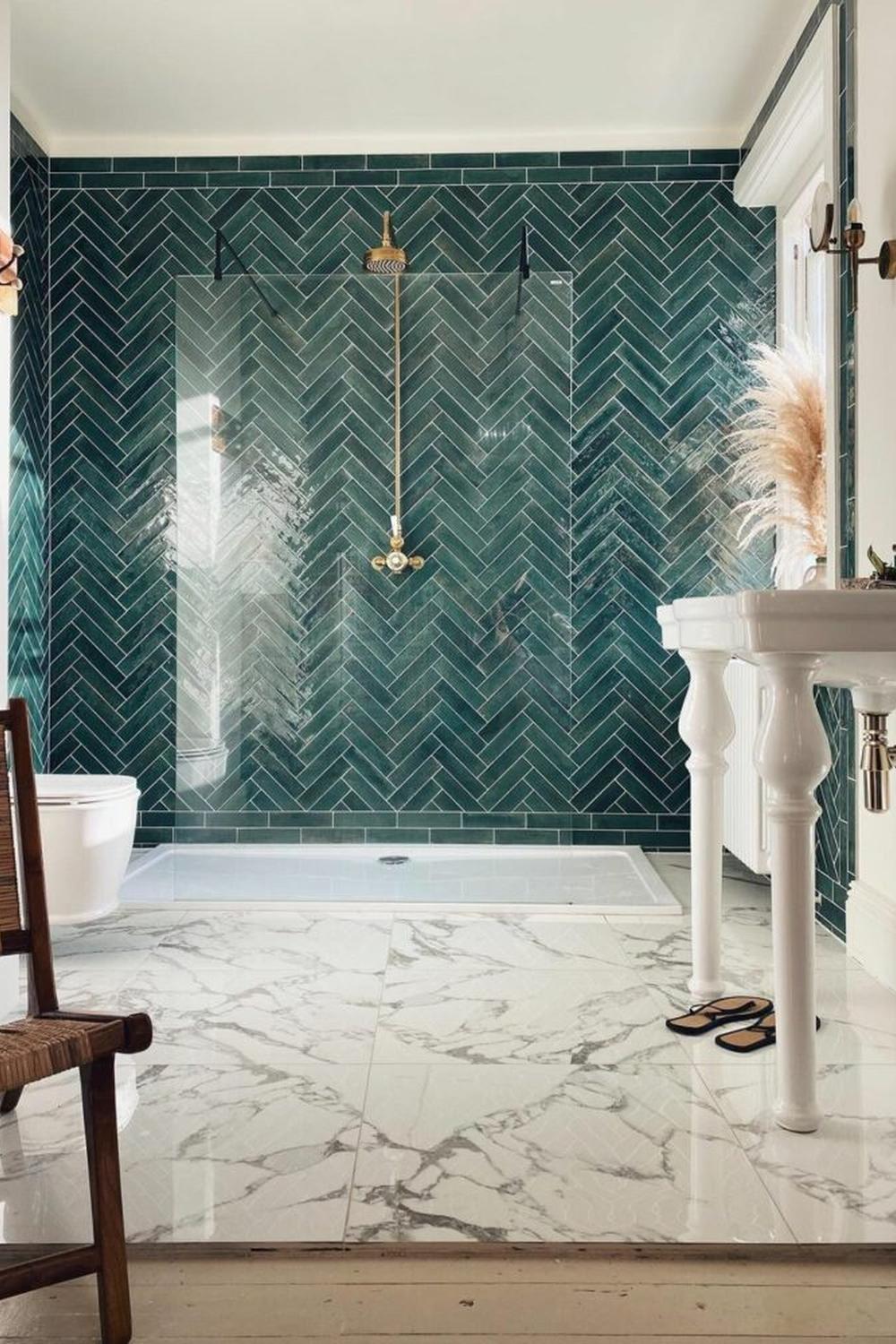 Baño contemporáneo con azulejos en sarga, bañera vintage y acceso a la luz natural.