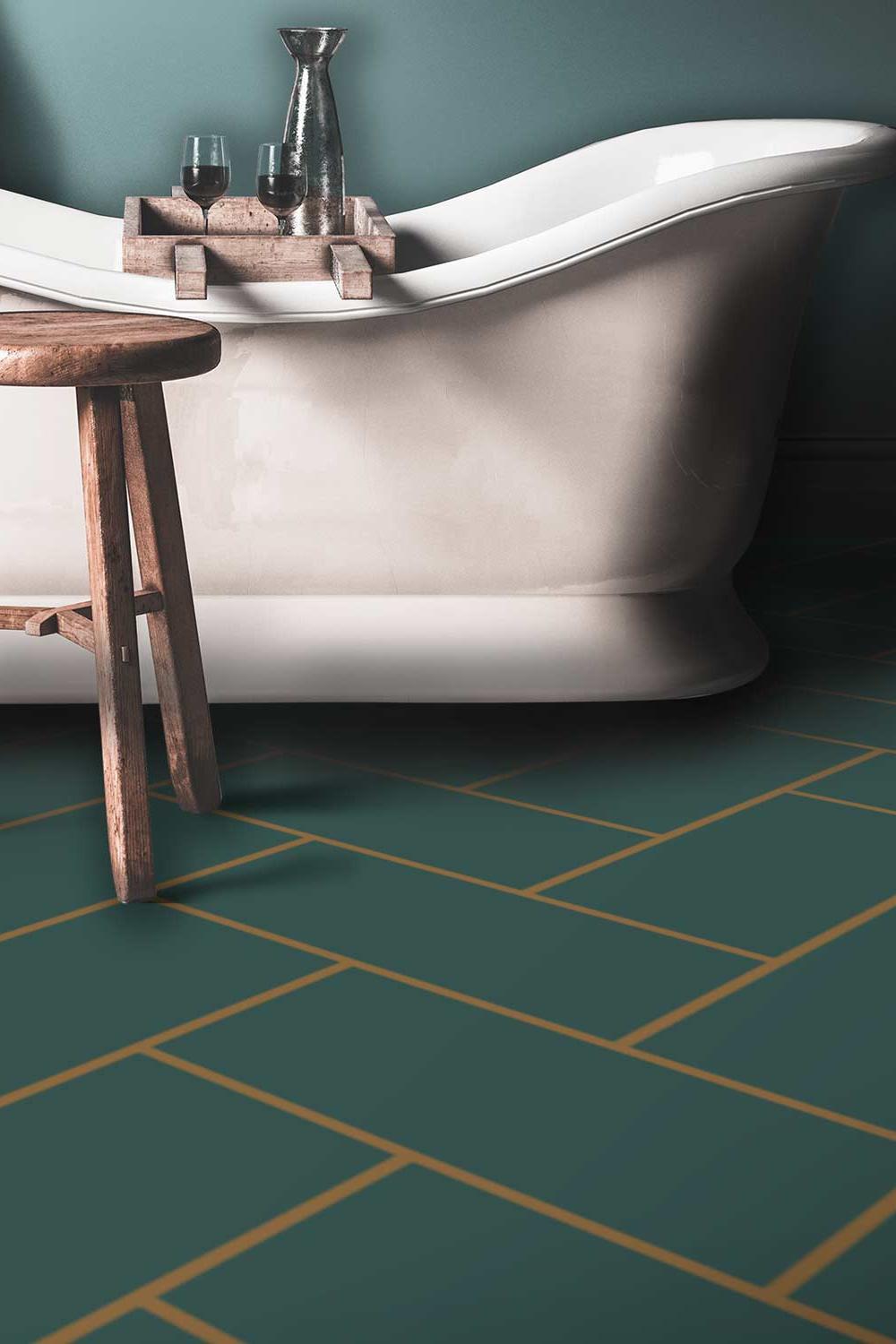 Baño con azulejos verde en sarga y bañera de estilo vintage.