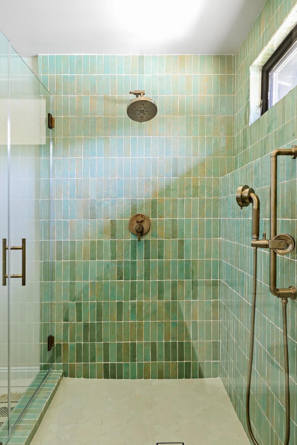 Baño con azulejos verdes Zellige en la ducha