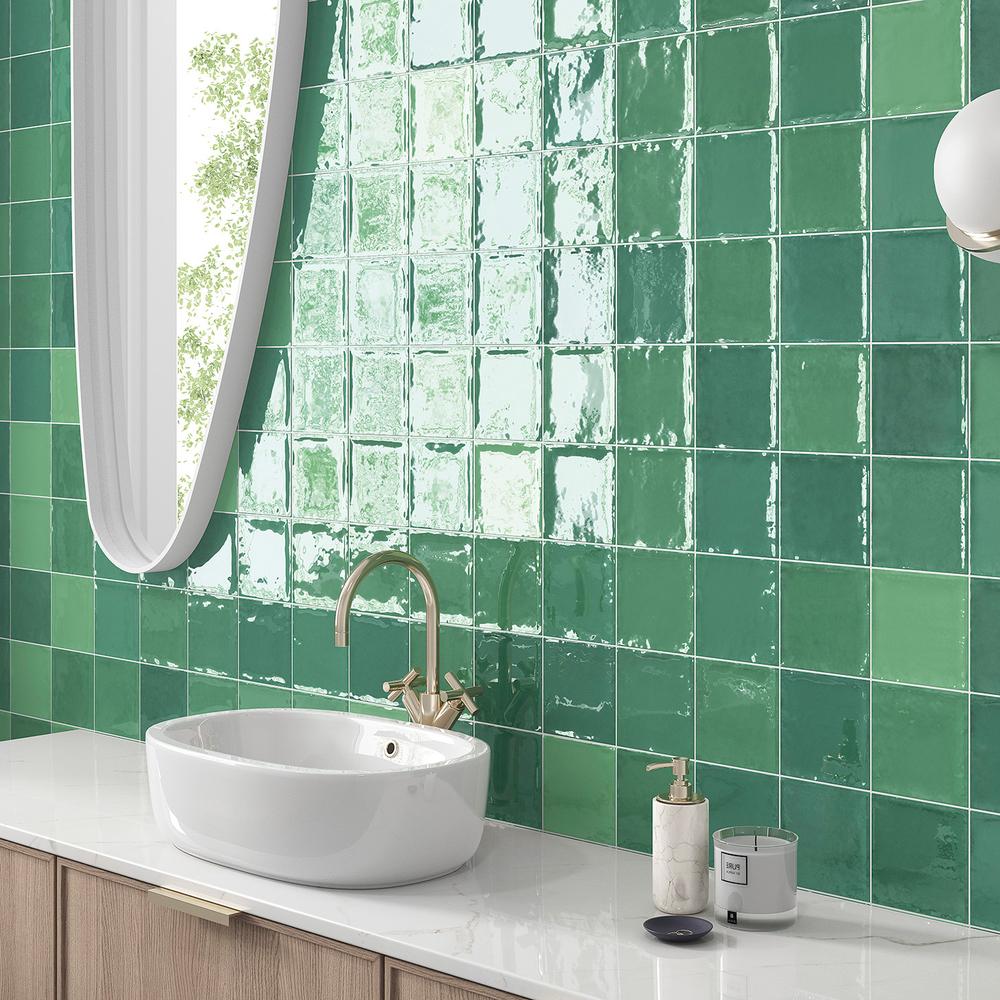 Baño con azulejos verde Zellige y bañera independiente