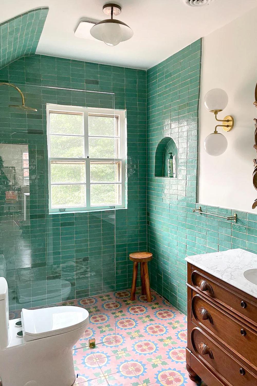 Baño moderno con azulejos verde Zellige y nichos decorativos