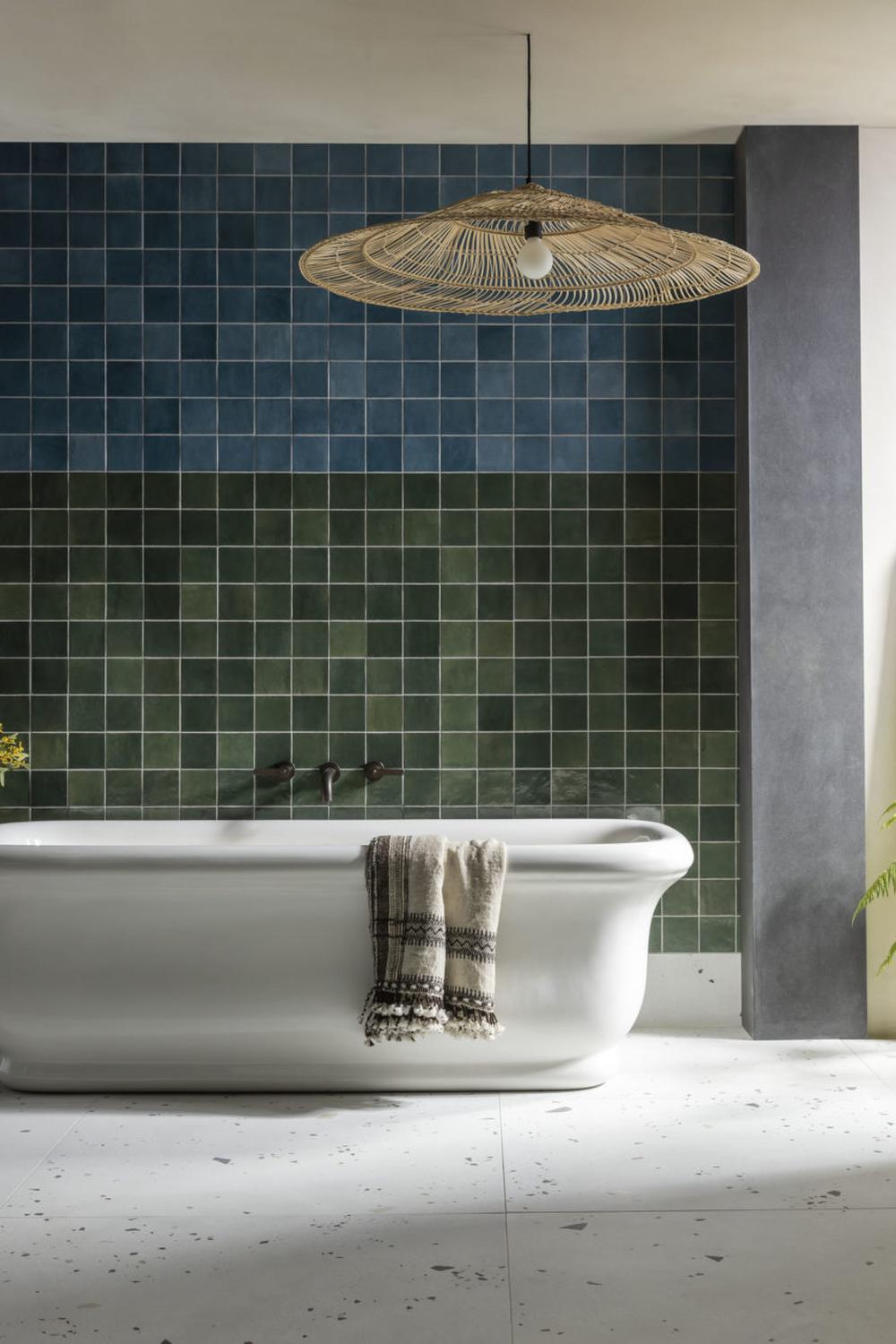 Baño acogedor con azulejos verdes Zellige