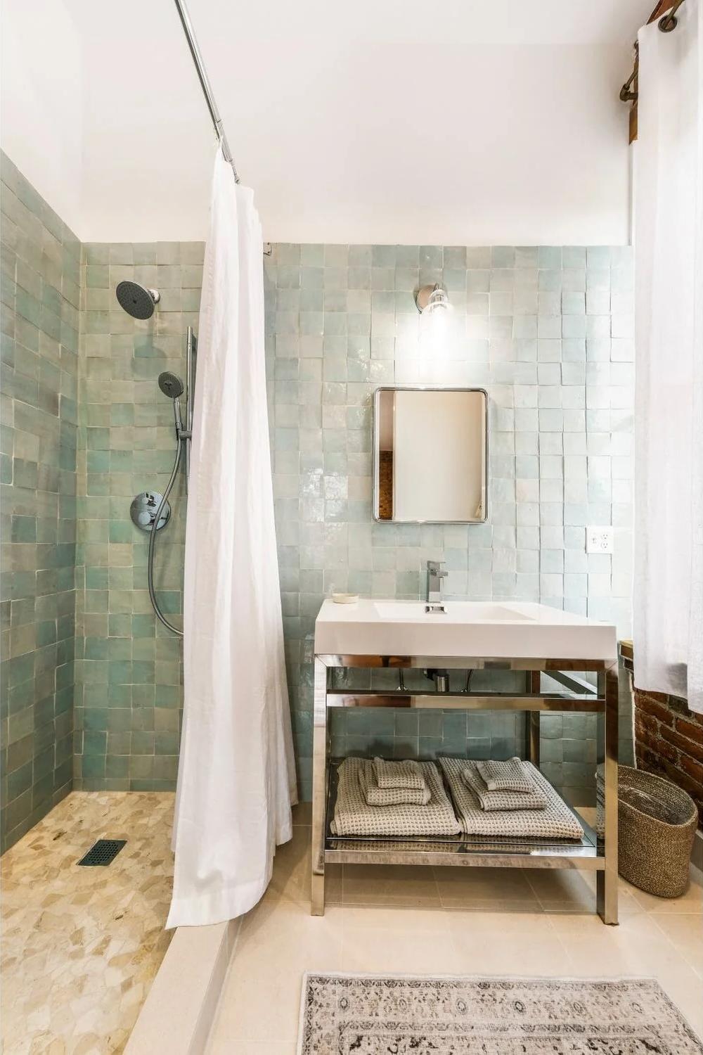 Baño con azulejos verdes Zellige y toques de madera