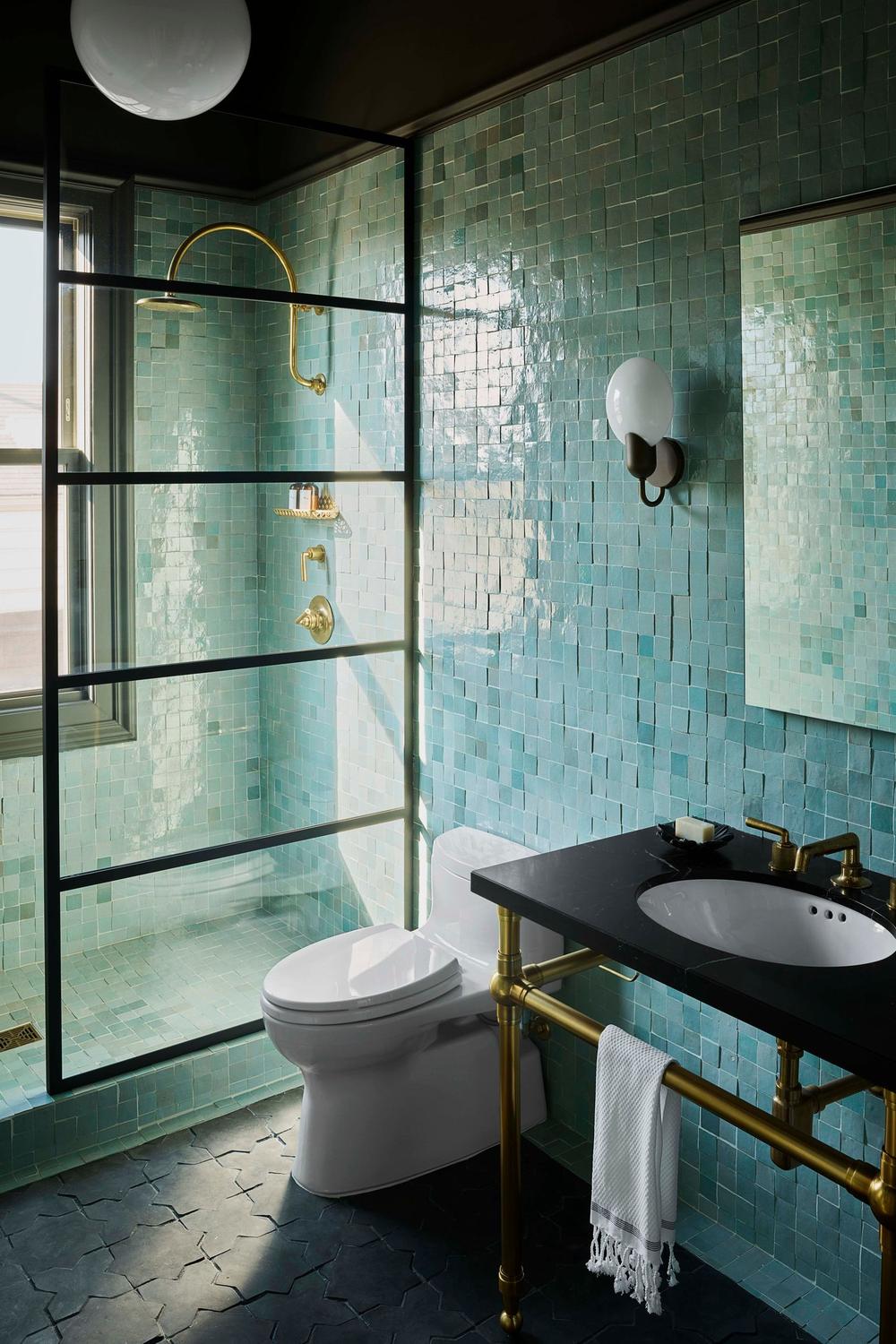 Baño con azulejos verdes Zellige y decoración elegante
