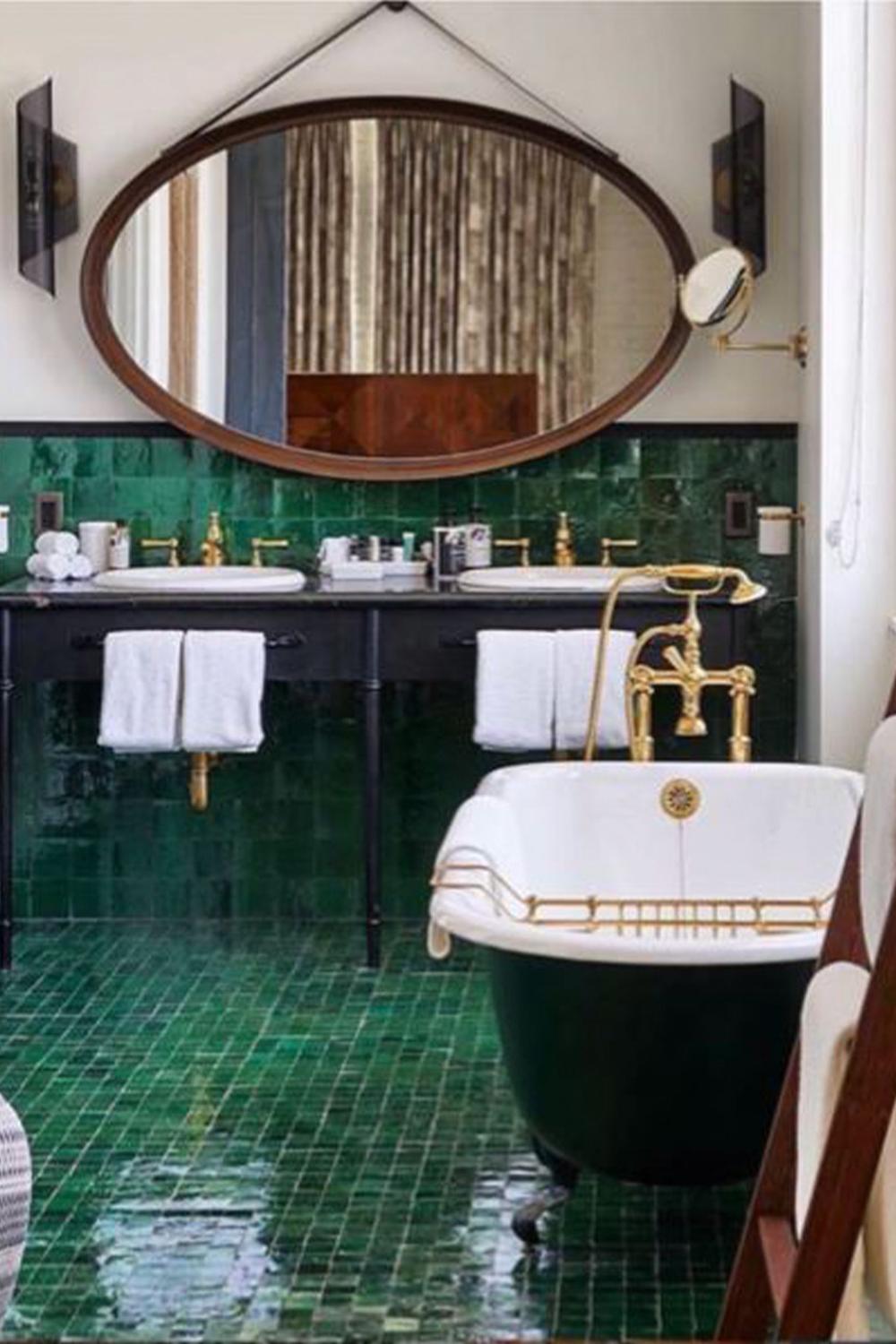 Baño clásico con bañera y azulejos verdes Zellige