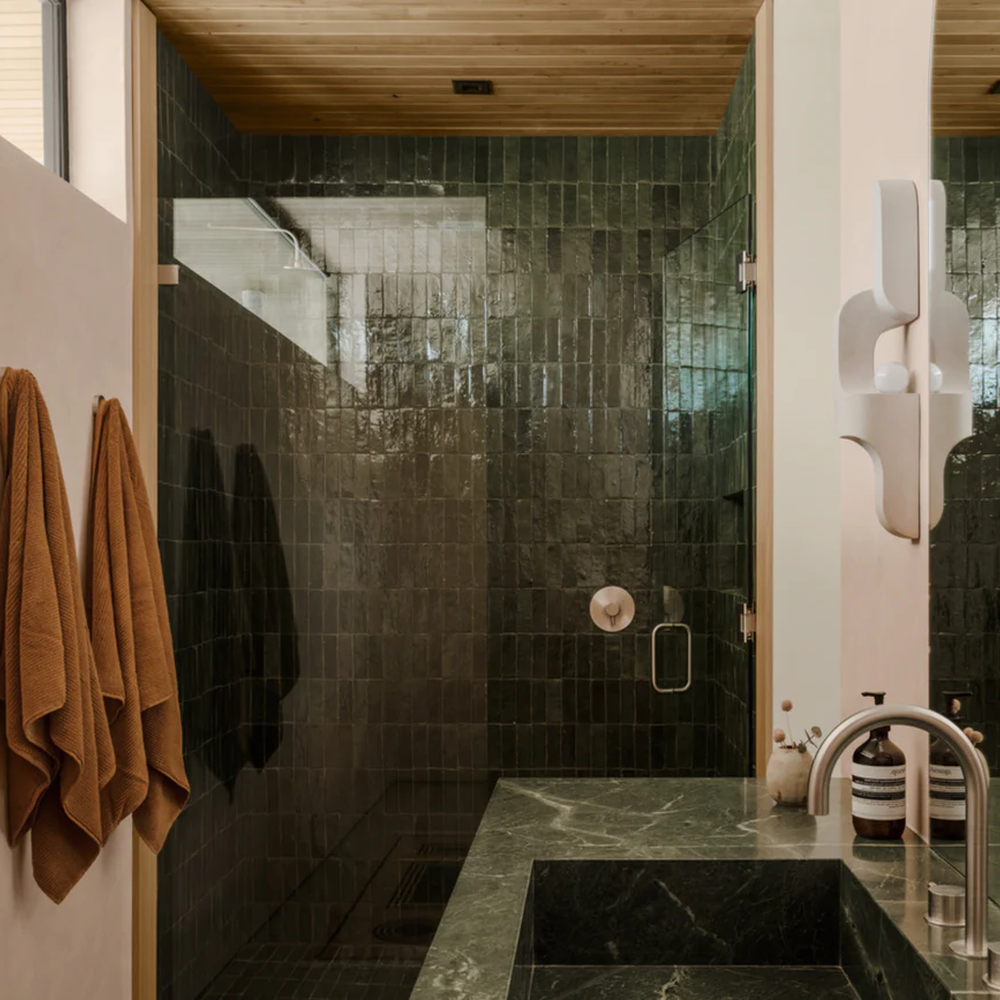 Baño estilizado con azulejos verdes Zellige y detalles modernos
