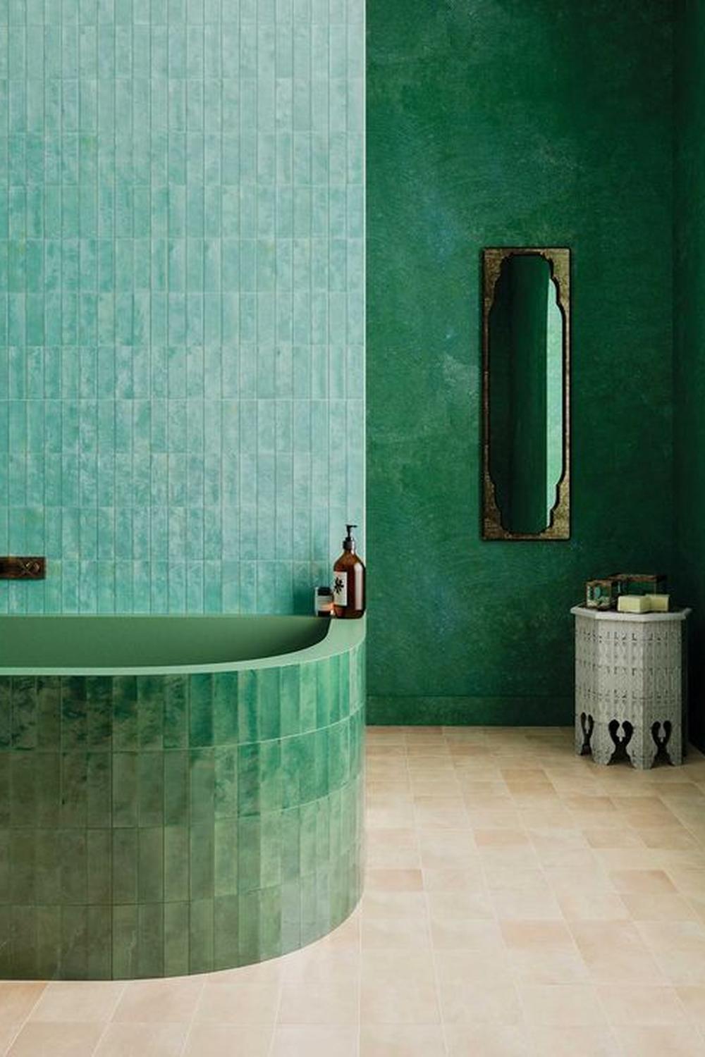 Baño con impresionantes azulejos verdes Zellige y bañera curvada