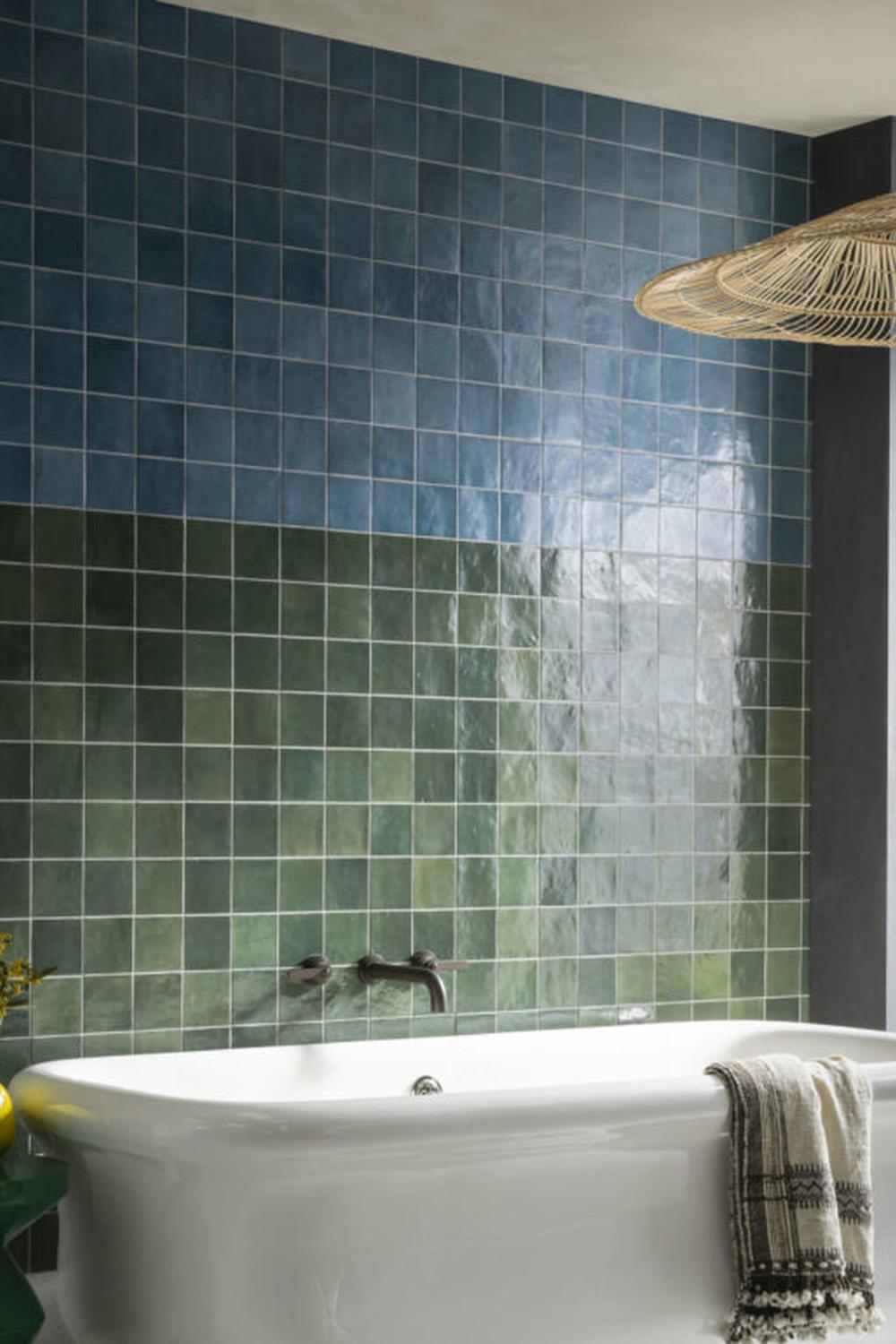 Baño con azulejos verdes Zellige en patrón de cuadrícula
