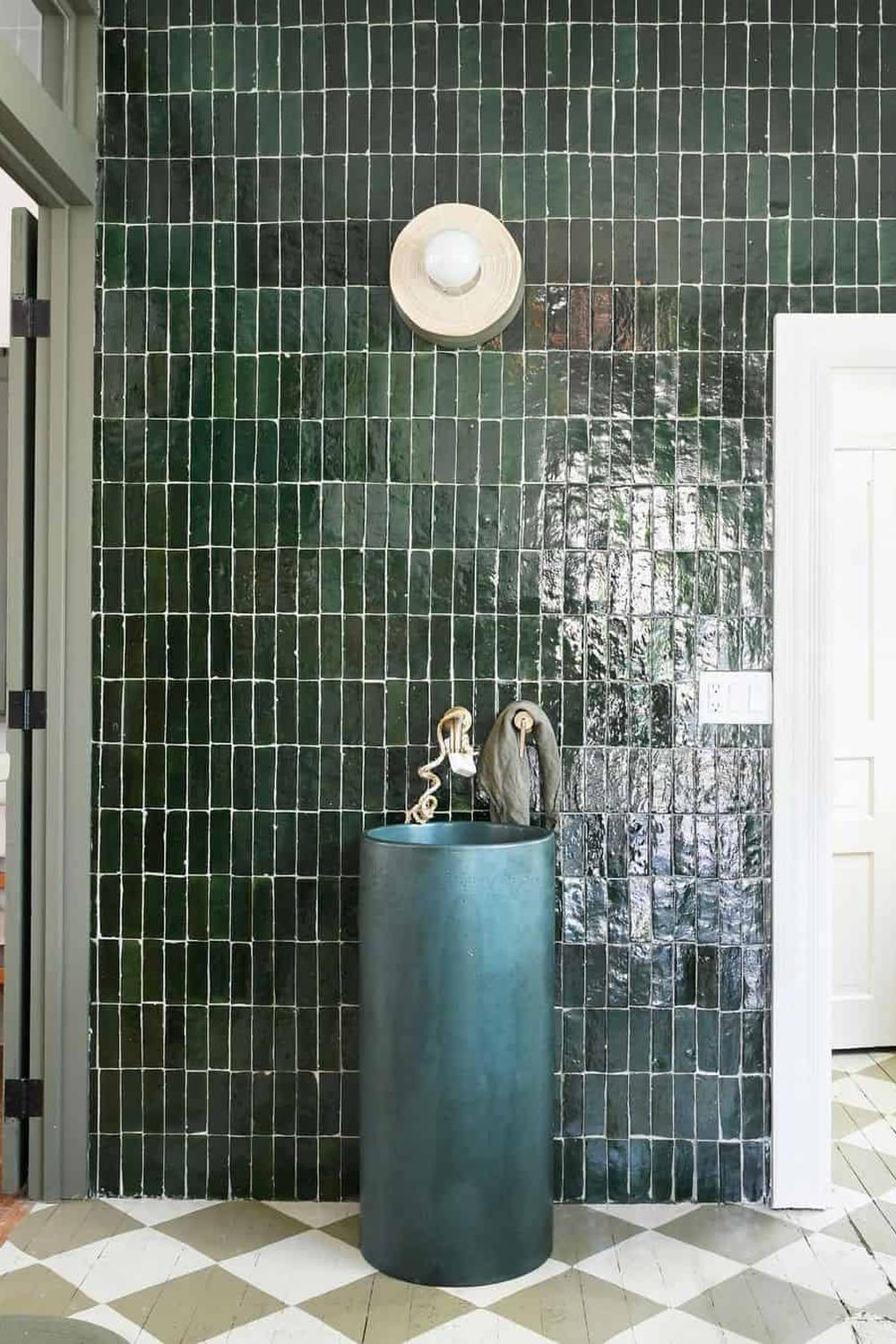 Baño contemporáneo con azulejos verdes Zellige y decoración cuidadosa