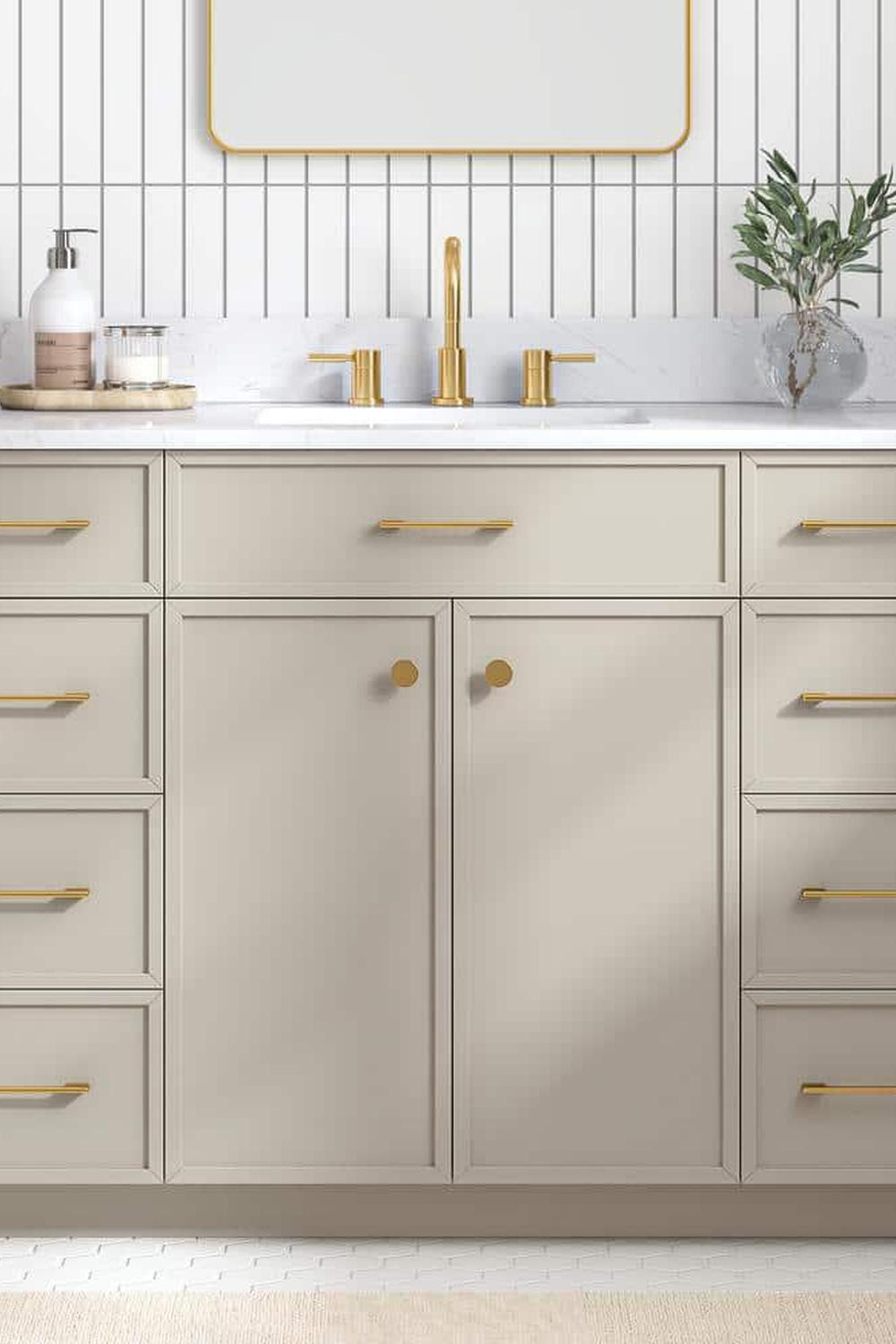 Lavabo elegante en greige con detalles dorados, moderno y sofisticado.