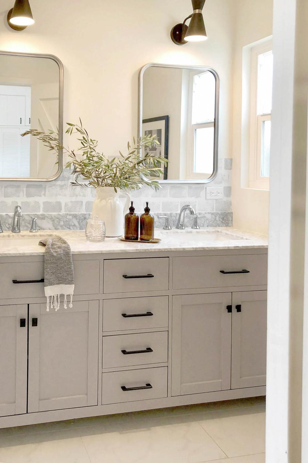 Lavabo minimalista en greige, acogedor y funcional.
