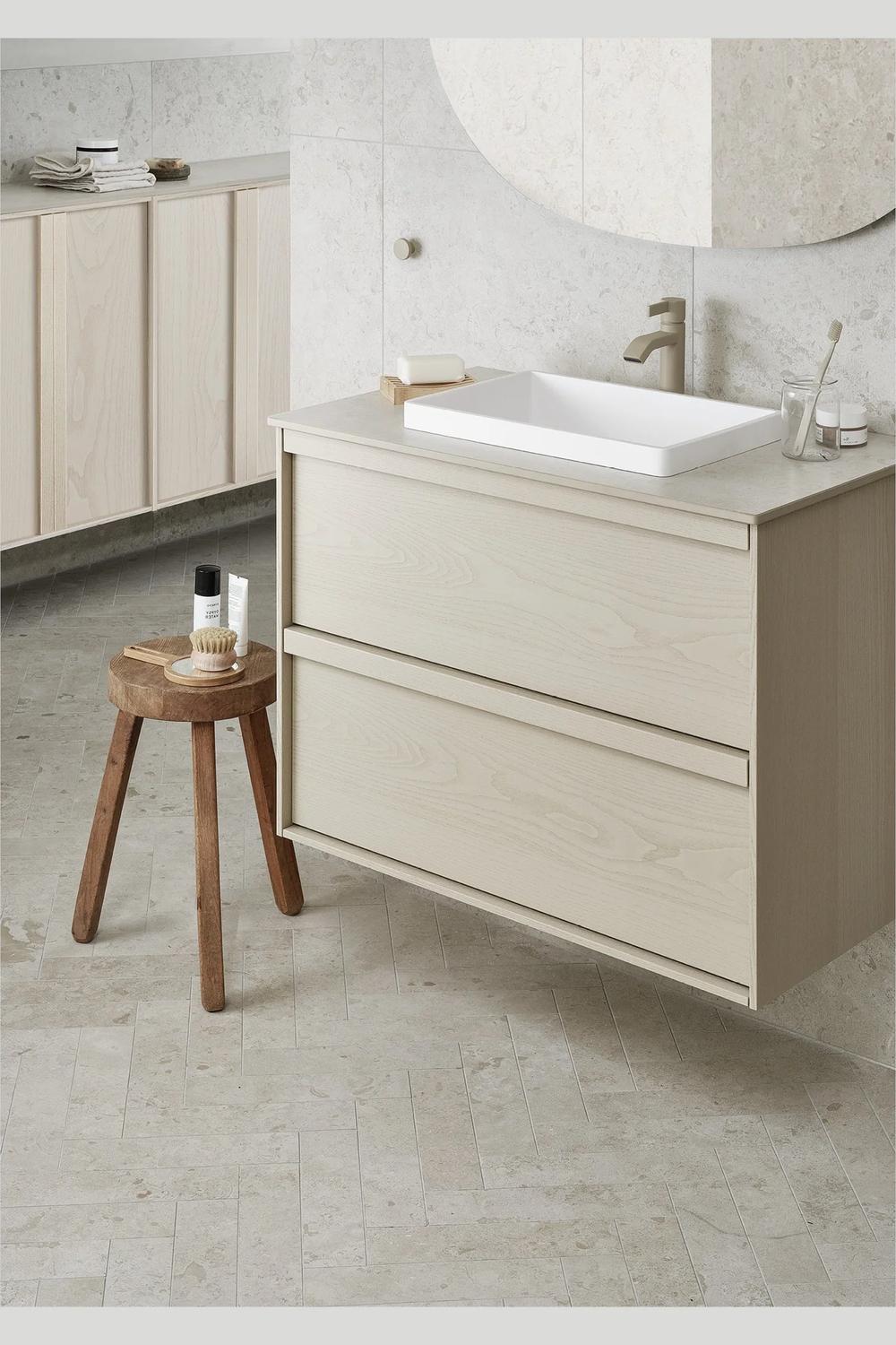Lavabo en greige con acabado moderno y elegante, funcional y estilizado.