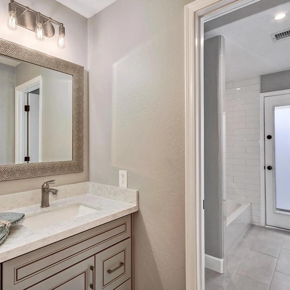 Lavabo greige que mezcla modernidad y tradición, elegante y funcional.