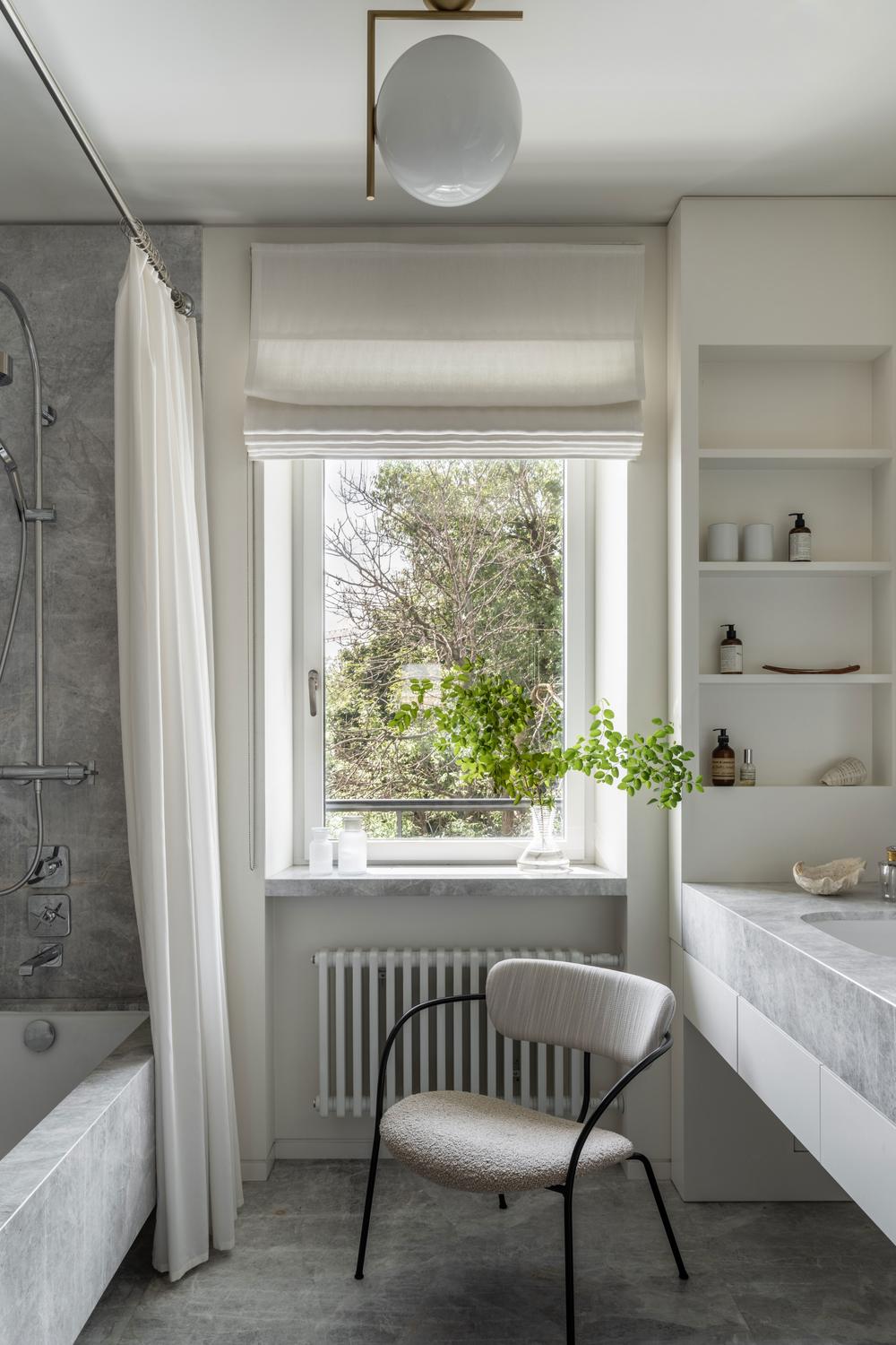 Baño gris elegante con paredes de piedra gris