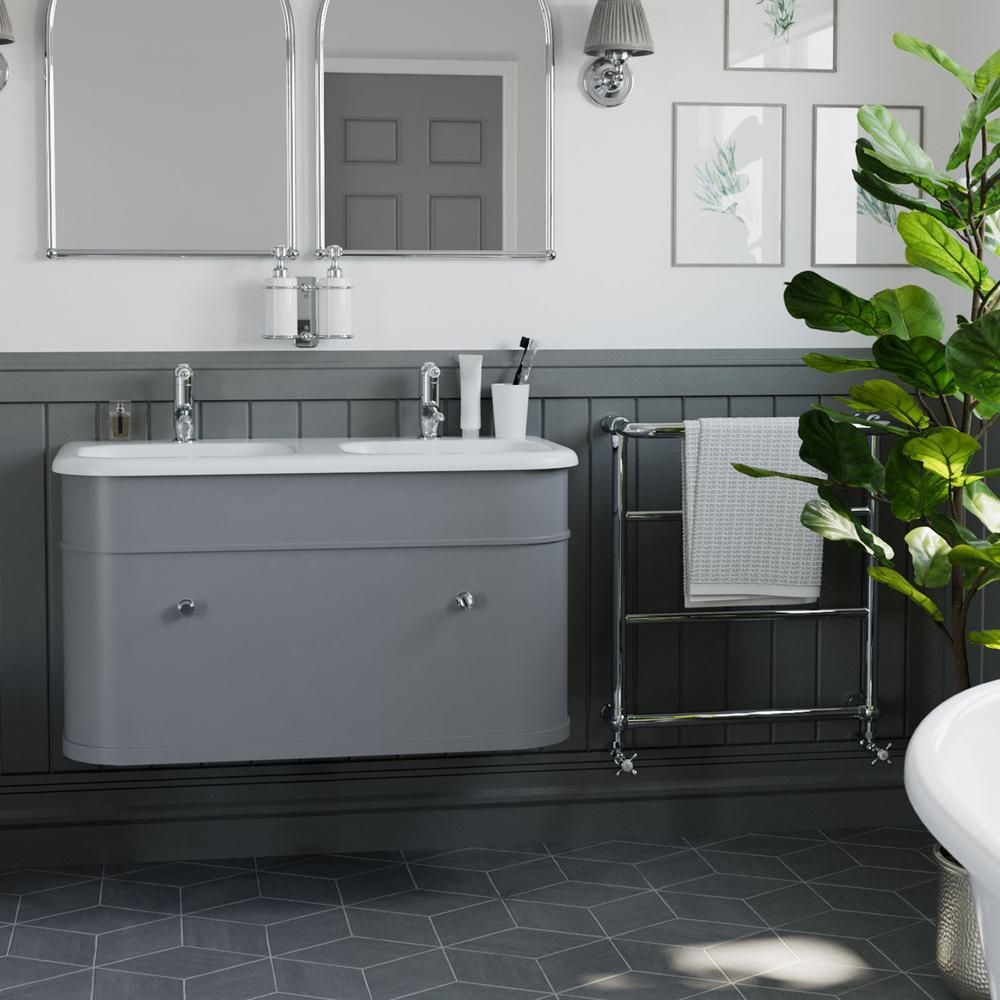Baño gris que combina estética y funcionalidad perfecta