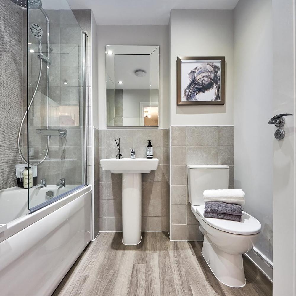 Baño gris contemporáneo y acogedor con toques de blanco