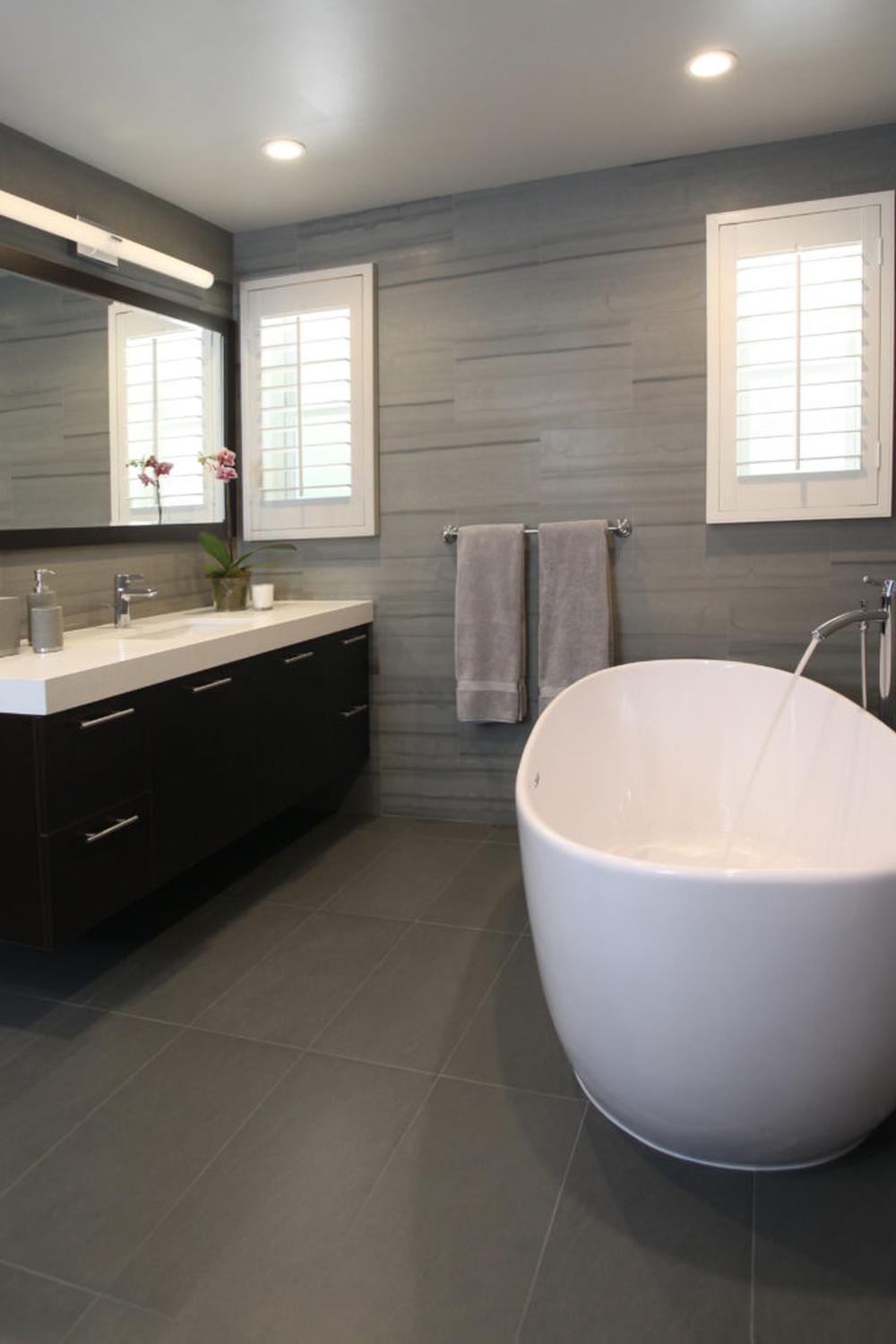 Baño gris que destaca por su enfoque minimalista y sofisticado