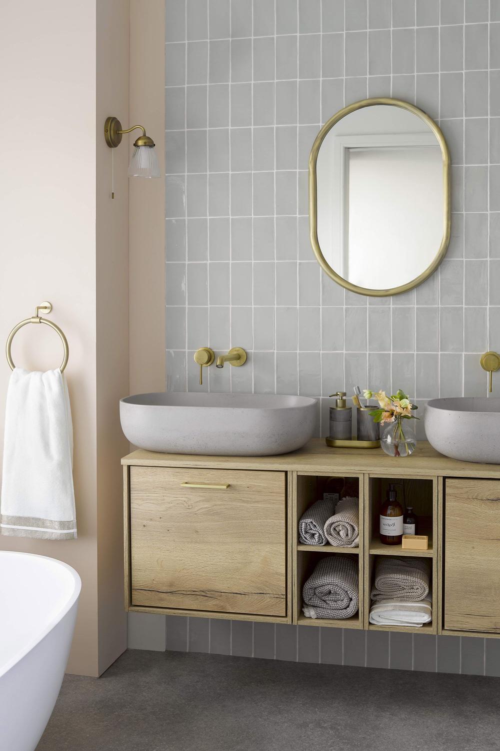 Baño gris contemporáneo con un enfoque elegante
