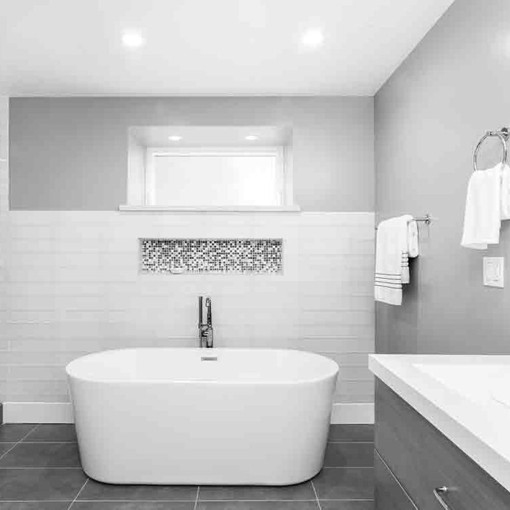Baño gris moderno que combina funcionalidad y estilo
