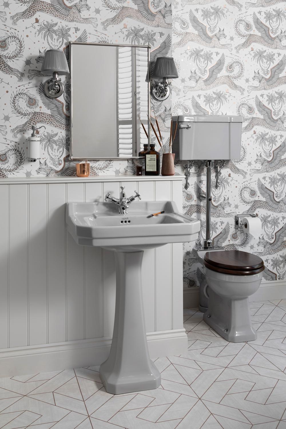 Único y contemporáneo: Baño gris lleno de estilo y calidez