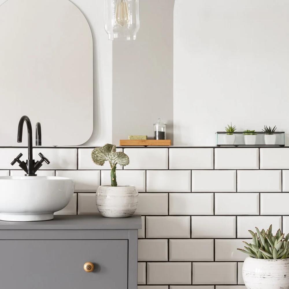 Baño gris que destaca por su elegancia contemporánea