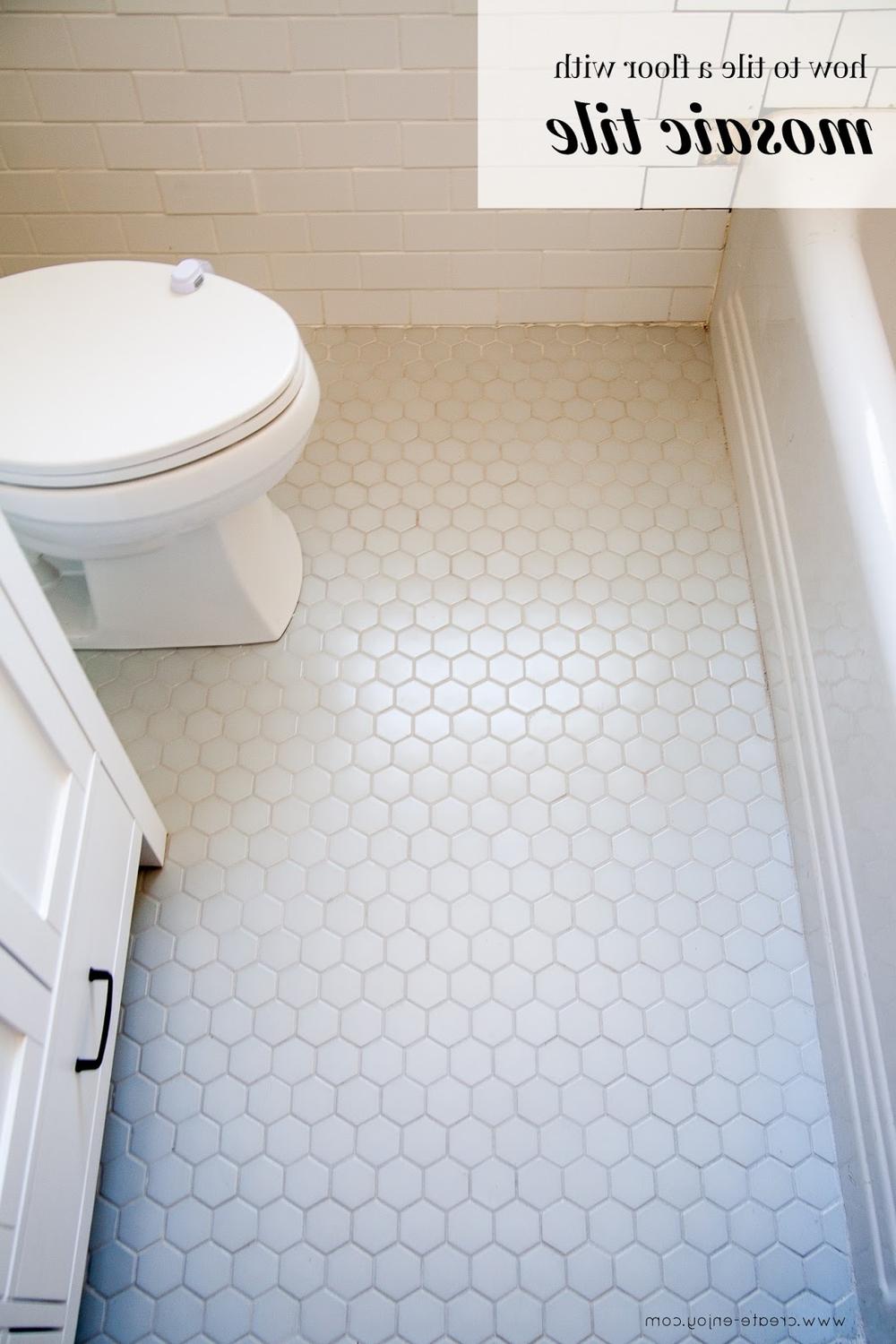 Suelo de baldosas hexagonales blancas en un baño minimalista