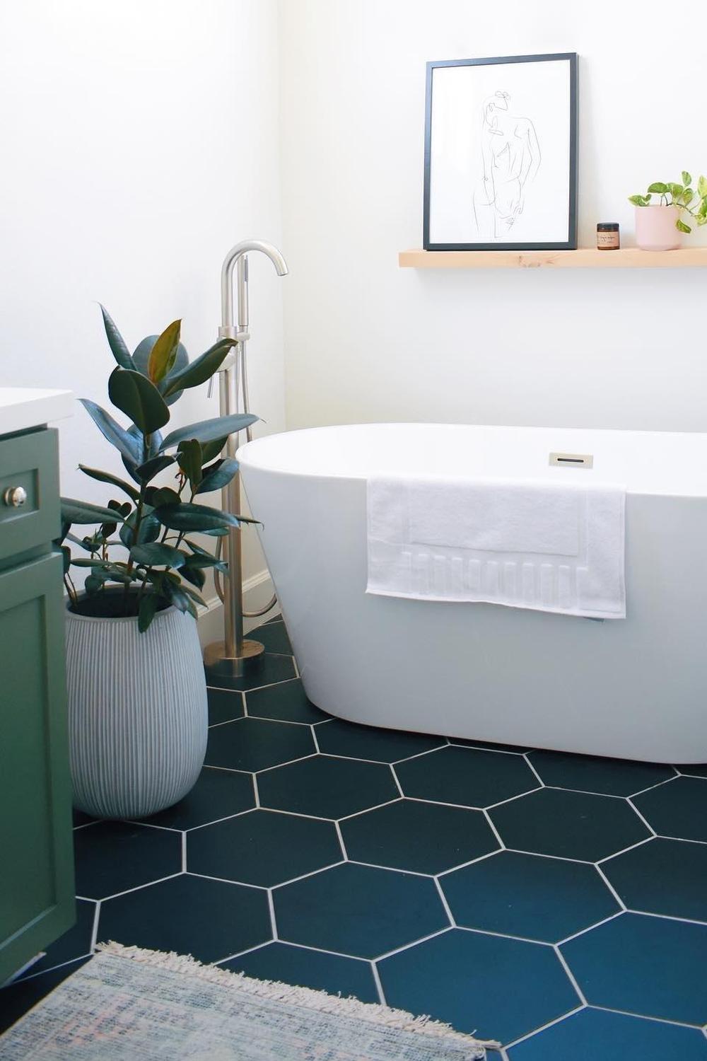 Suelo de baldosas hexagonales azules en un baño moderno