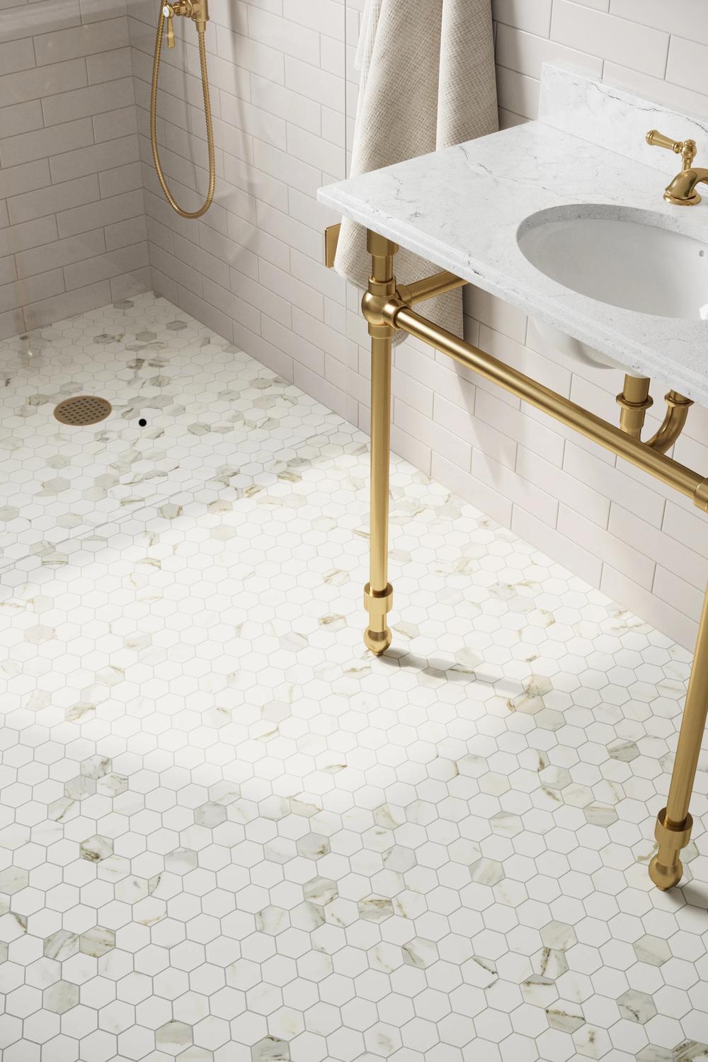 Suelo de baldosas hexagonales en un baño contemporáneo