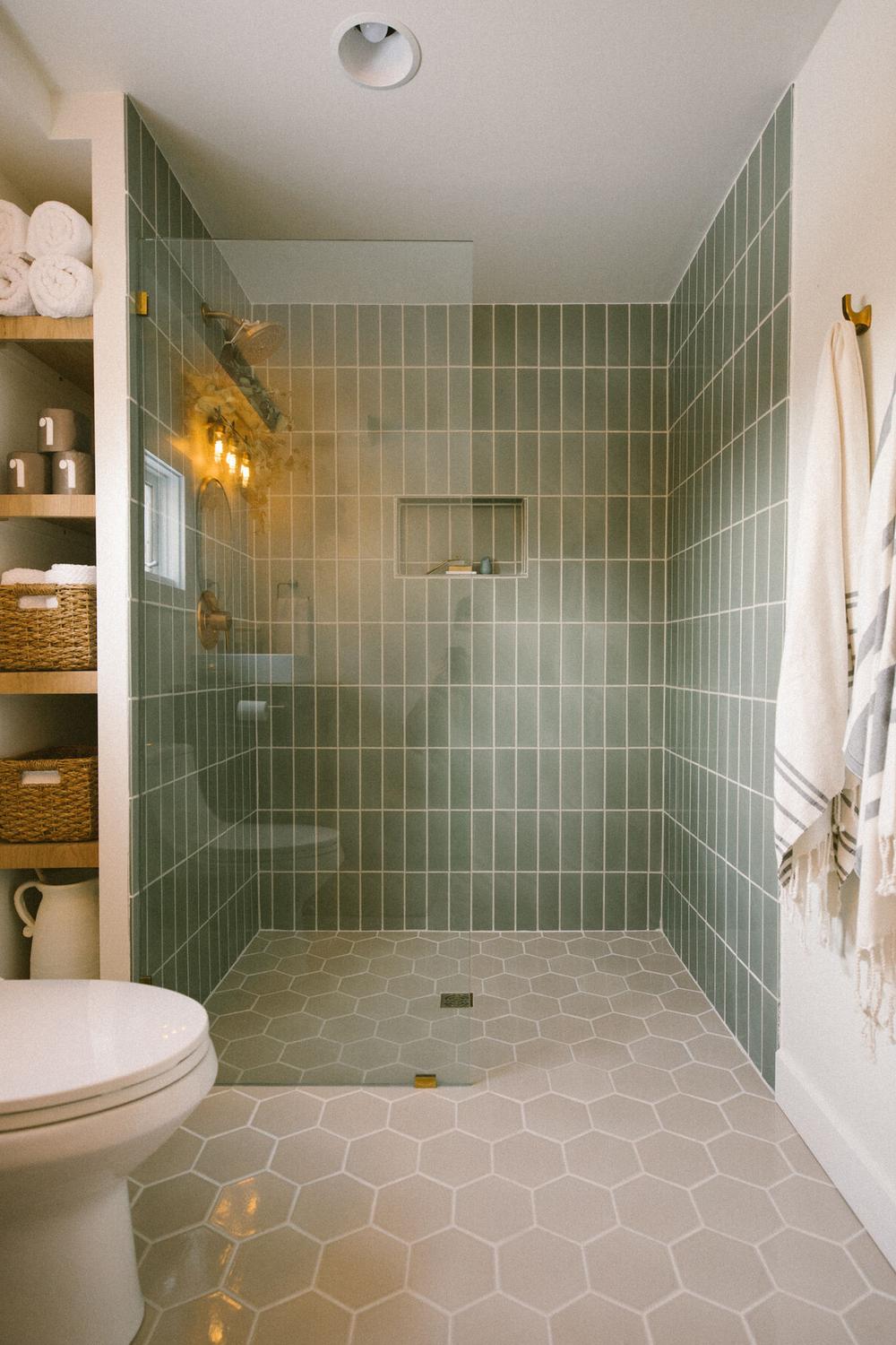 Baño con ducha moderna y baldosas hexagonales