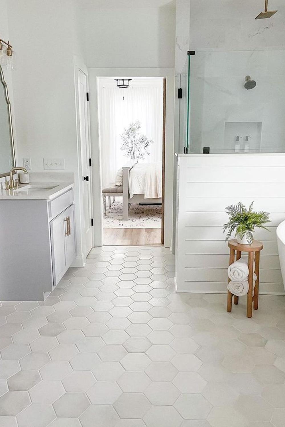 Suelo de baldosas hexagonales en un baño contemporáneo