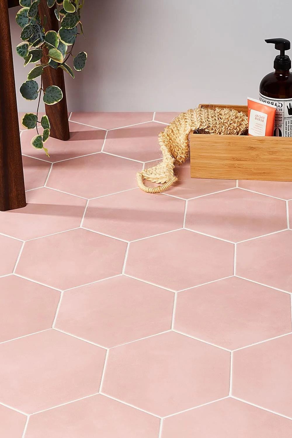 Suelo de baldosas hexagonales rosas en un baño elegante