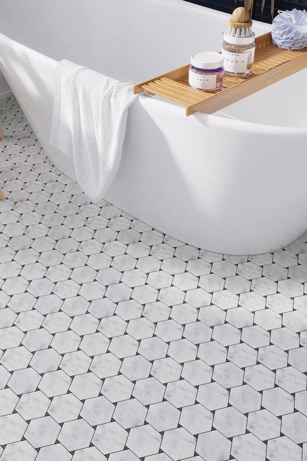 Baño minimalista con suelo de baldosas hexagonales
