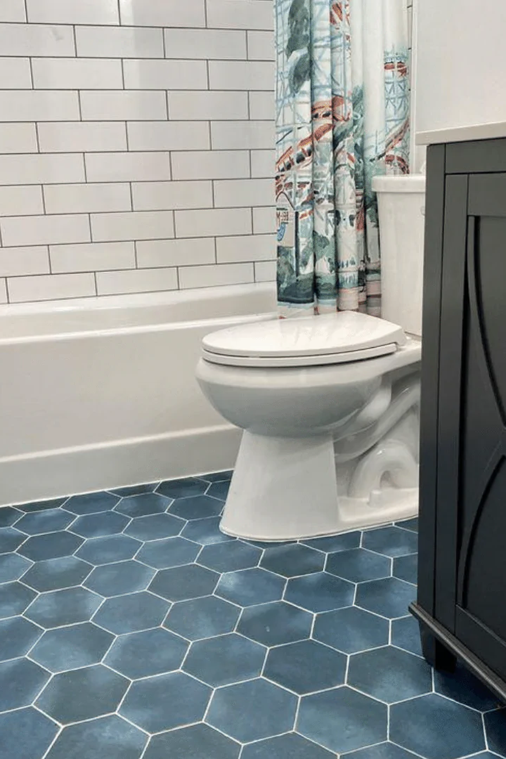 Baño con suelo de baldosas hexagonales en tonos azul