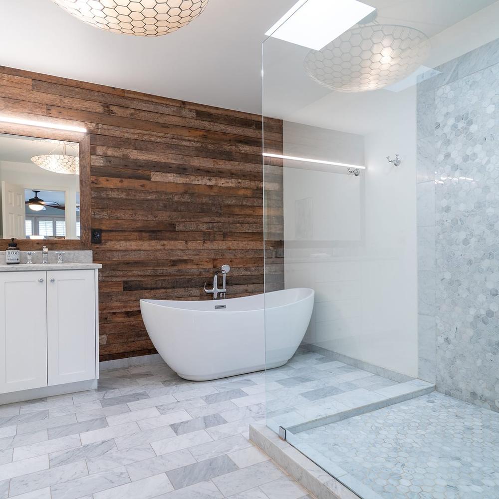 Baño con baldosas hexagonales modernas