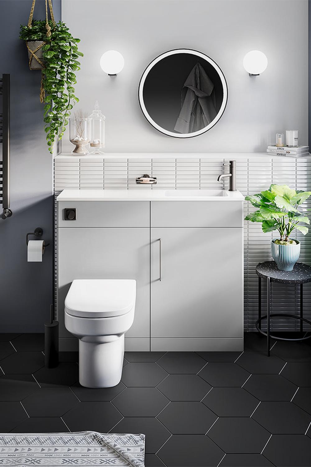 Baño con suelo de baldosas hexagonales en tonos oscuros