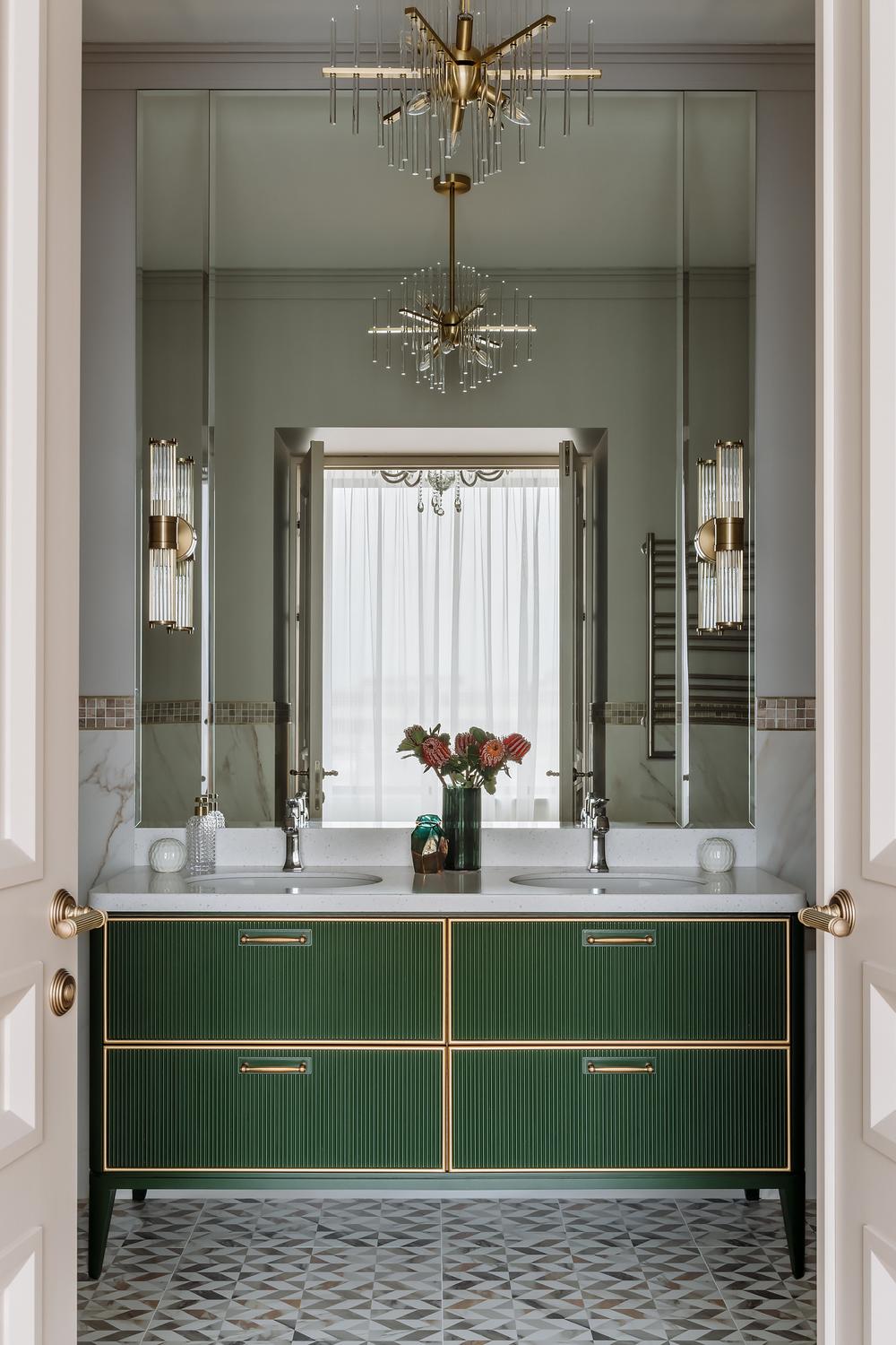 Baño con mueble verde y modernos detalles dorados