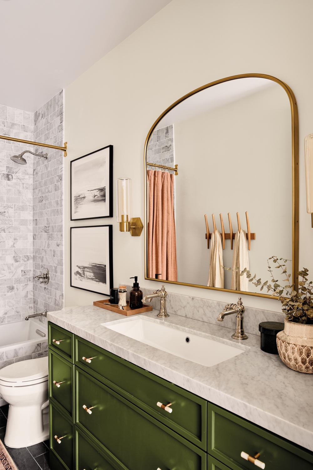 Baño que combina elegancia y naturaleza