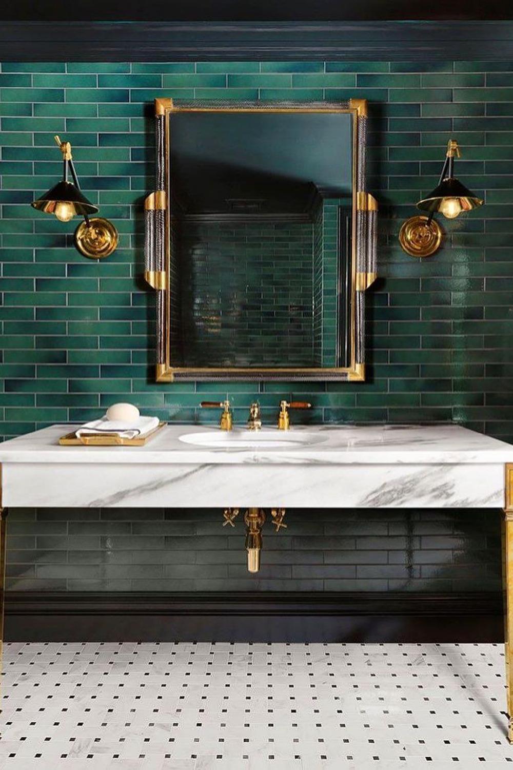Baño moderno con elegancia dorada
