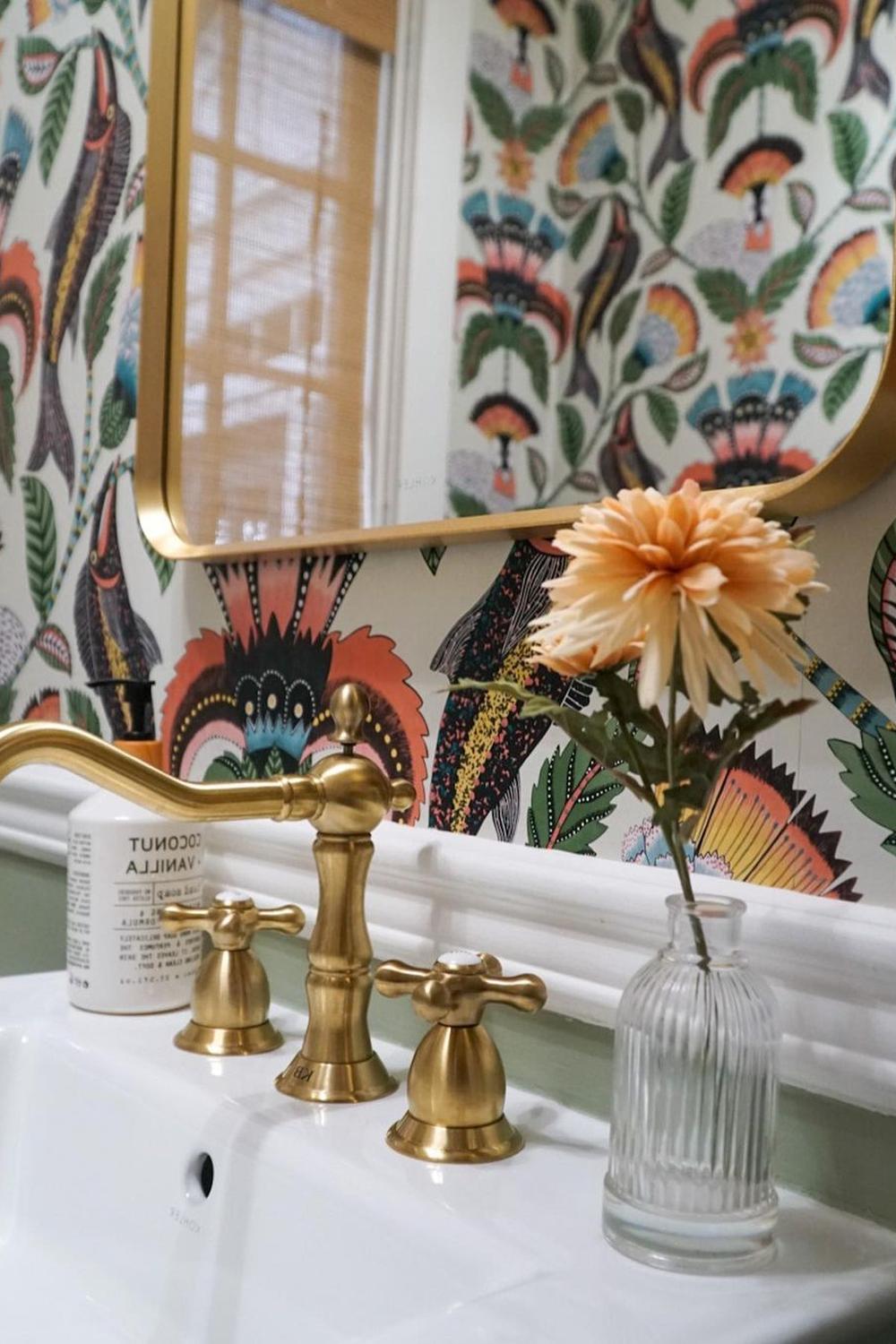 Baño con detalles botánicos vibrantes