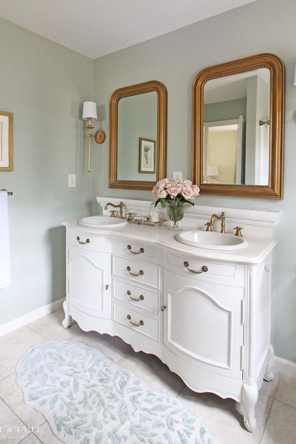 Baño sereno con detalles naturales