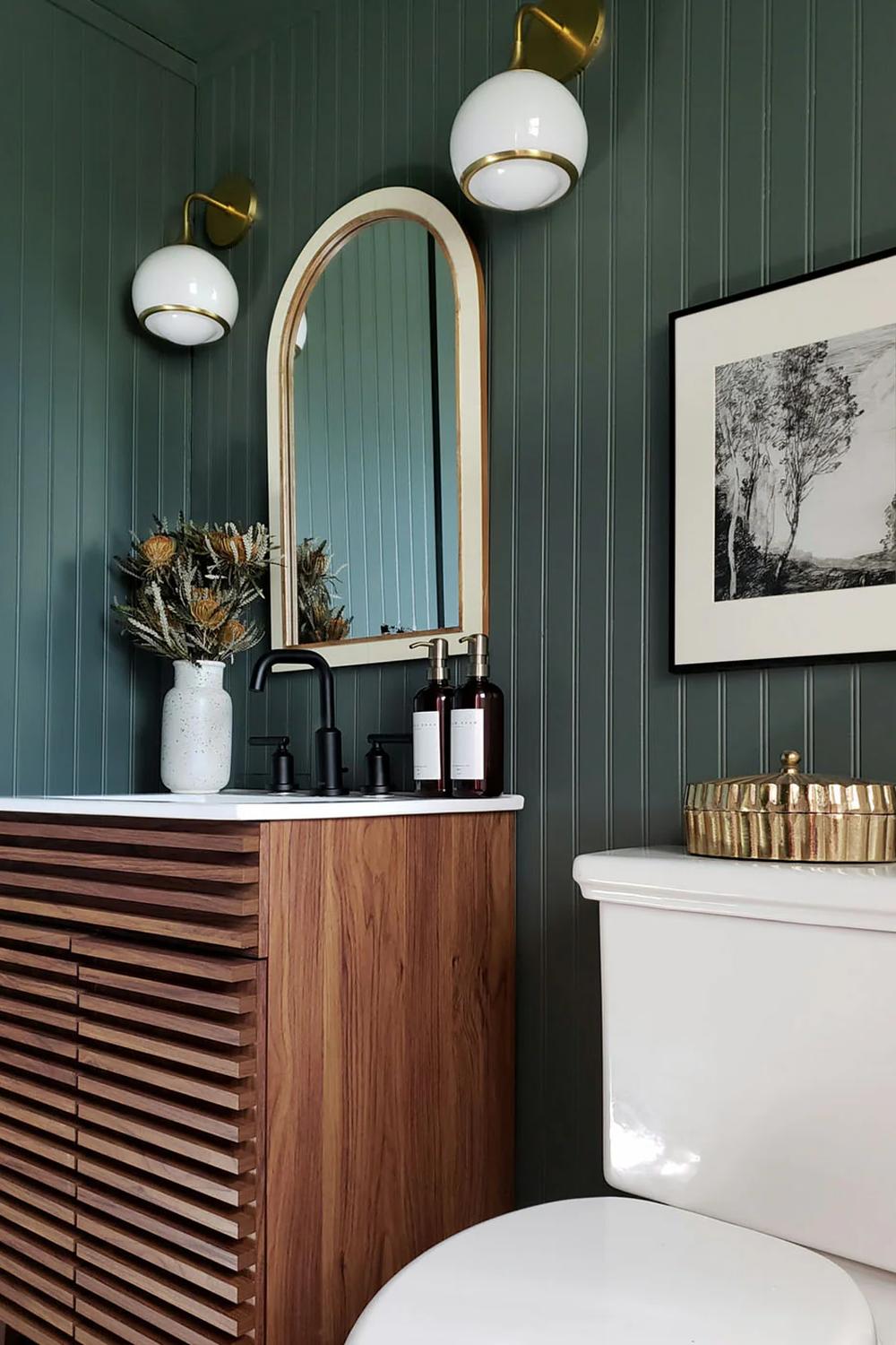 Baño organizado con un toque elegante