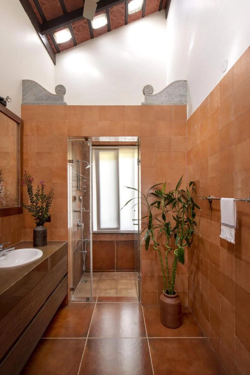 Baño moderno indio con tonos terrosos