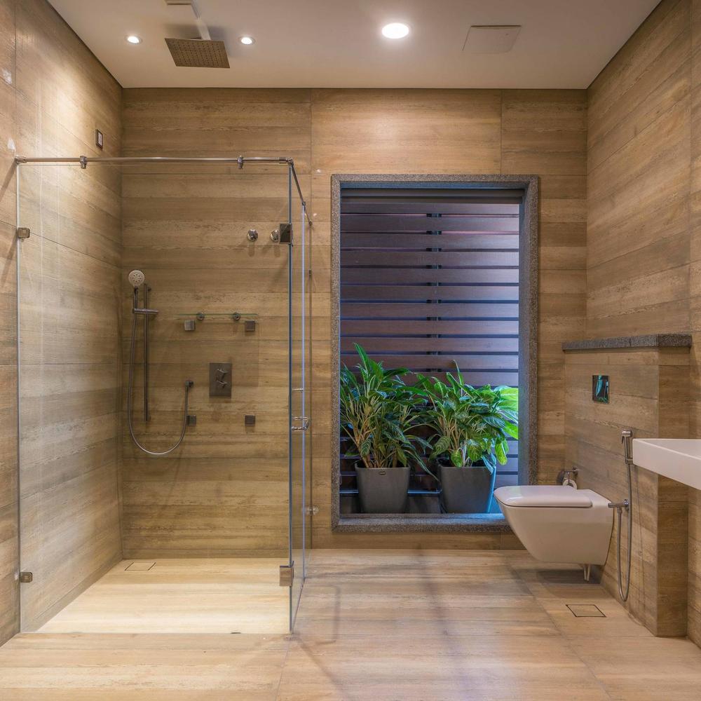 Baño moderno con elementos naturales