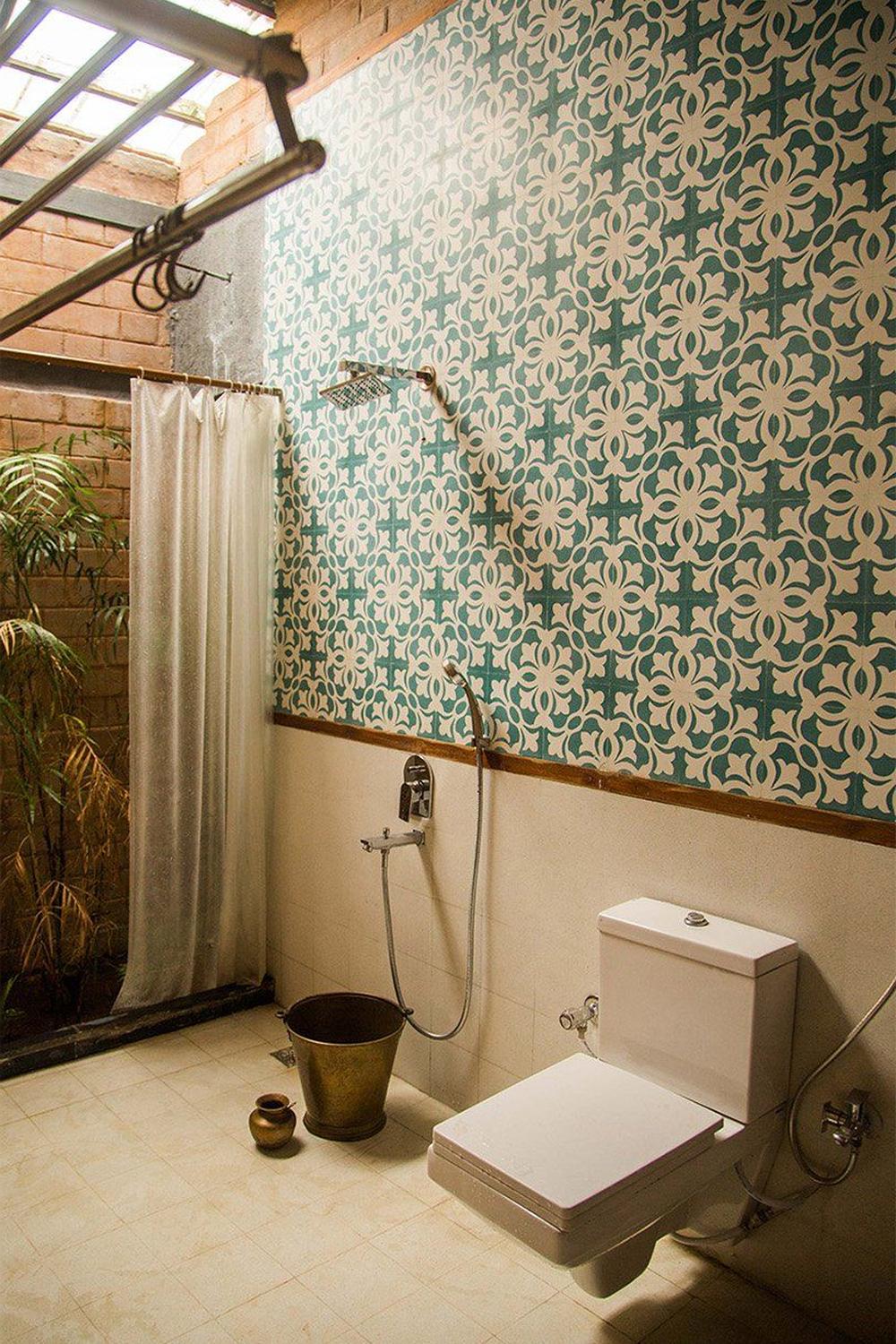 Baño indio moderno decorado con azulejos florales