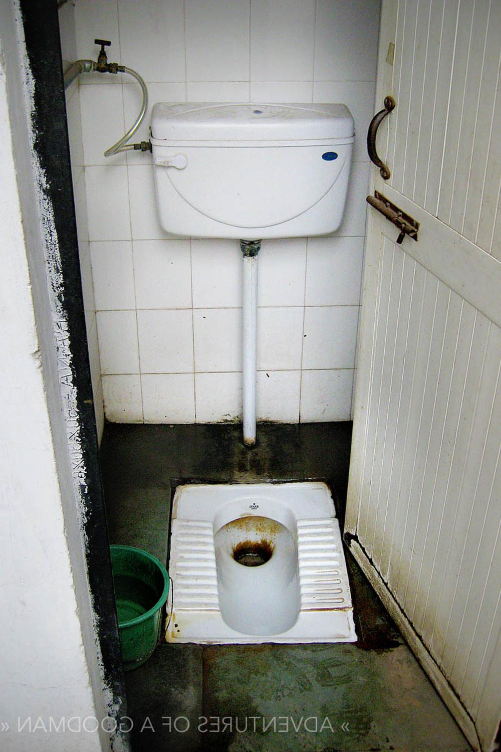 Baño indio tradicional con inodoro de cuclillas