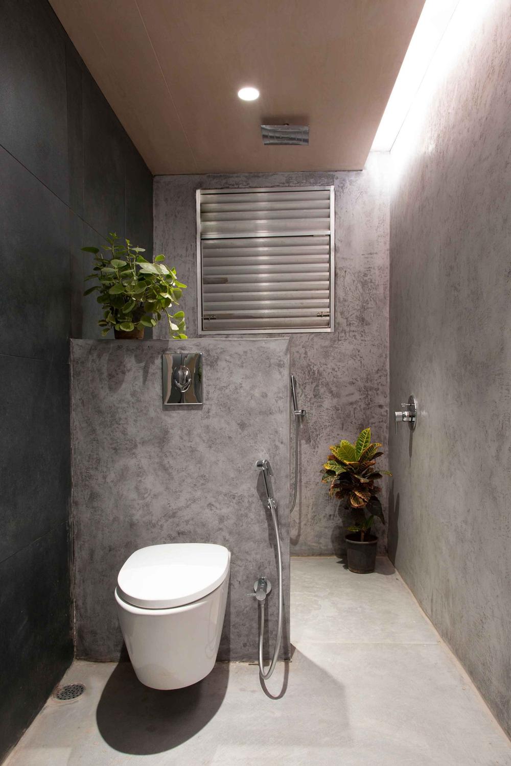 Baño indio minimalista con elementos industriales