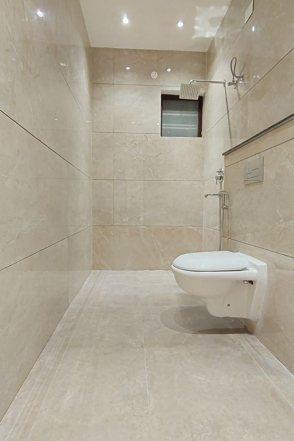 Baño indio luminoso y minimalista